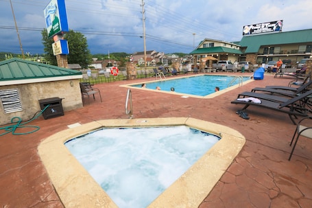 Außen-Whirlpool. Mountain Breeze Motel