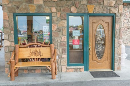 Mountain Breeze Motel - Image 3