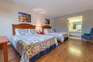 Desk, soundproofing, iron/ironing board, cribs/infant beds - Mountain Breeze Motel (Pigeon Forge)