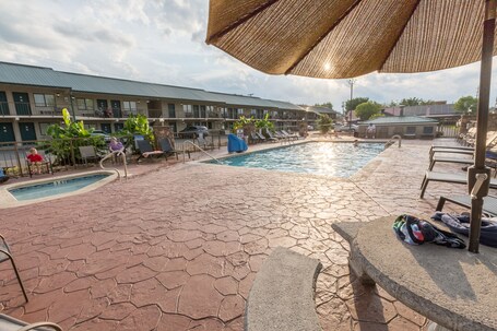 Mountain Breeze Motel - Image 8