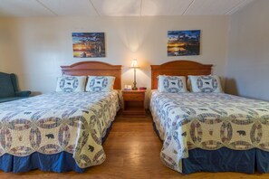 Rom – standard, 2 queensize-senger | Skrivebord, lydisolert, strykejern/-brett og barnesenger