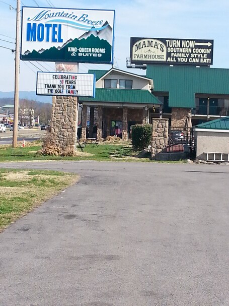 Mountain Breeze Motel - Image 28
