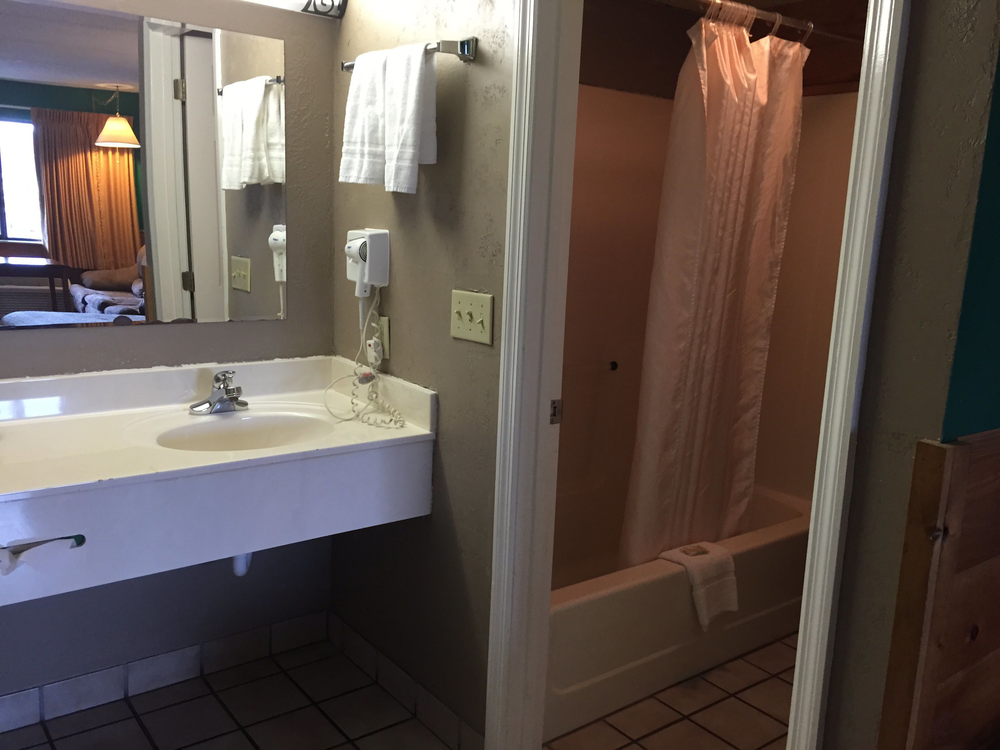 standard room, 1 king bed | bathroom | combined shower/bathtub, free toiletries, hair dryer, towels