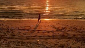 A beach at sunset with a person standing on the sand. - Lanta Maikeaw Bungalow (Ko Lanta)