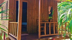 A wooden cabin with a porch, a door, and a window. - Lanta Maikeaw Bungalow (Ko Lanta)
