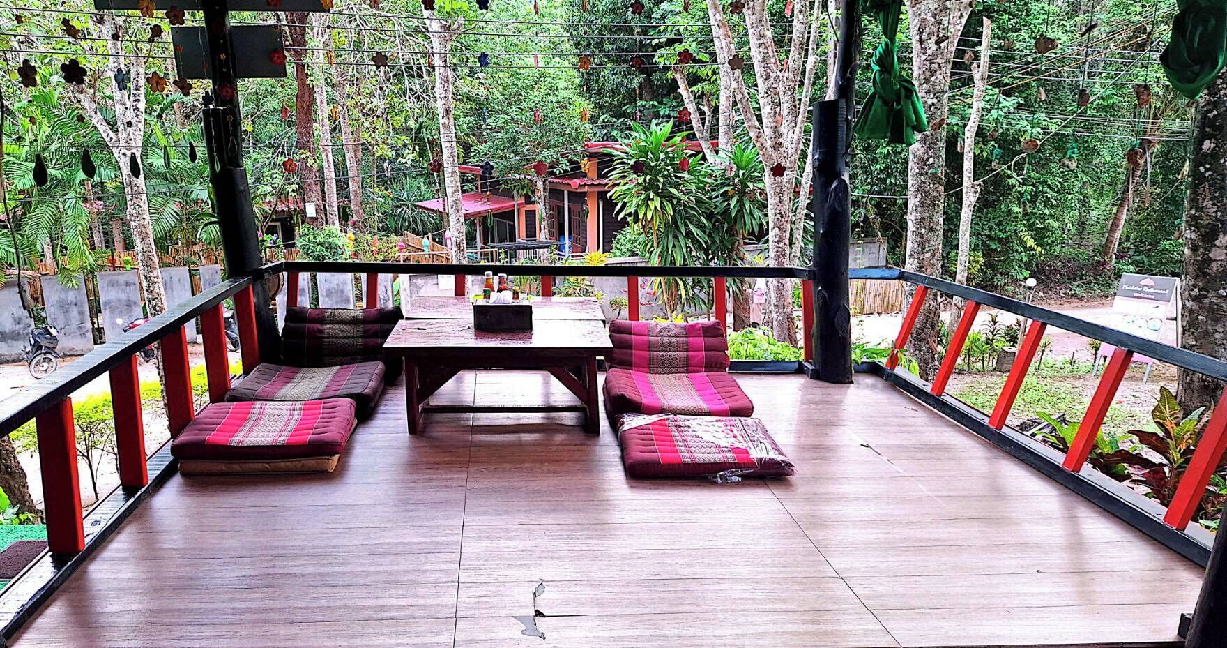 บริการอาหารเช้า อาหารกลางวัน อาหารเย็น, อาหารไทย