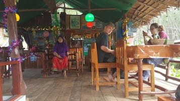 Breakfast, lunch, dinner served; Thai cuisine