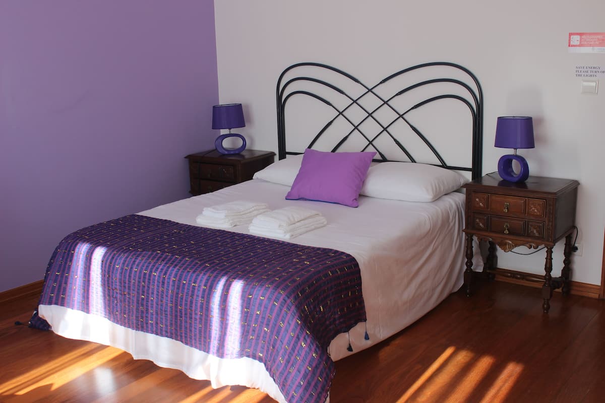 Habitación doble, baño compartido, vista al mar (Violet Dreams) | Caja de seguridad en la habitación, wifi gratis y ropa de cama