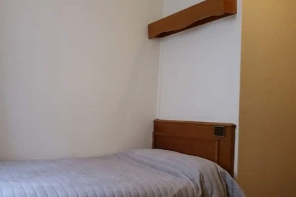 Een bureau, geluiddichte muren, gratis wifi, beddengoed