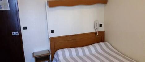 Una scrivania, insonorizzazione, Wi-Fi gratuito, lenzuola