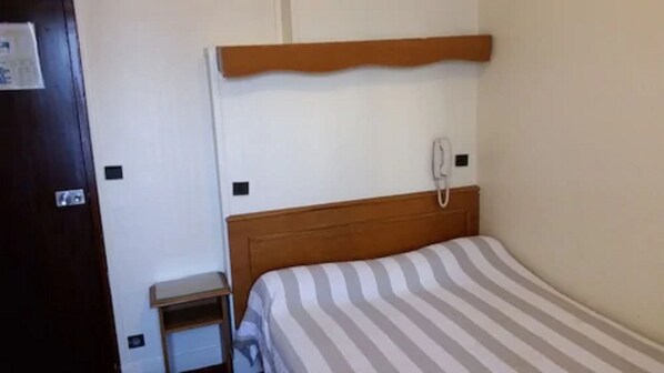 Desk, soundproofing, free WiFi, bed sheets