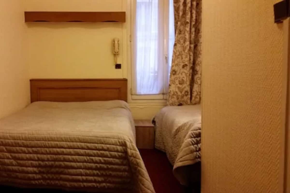 Een bureau, geluiddichte muren, gratis wifi, beddengoed