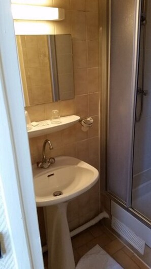Badkamer met wastafel