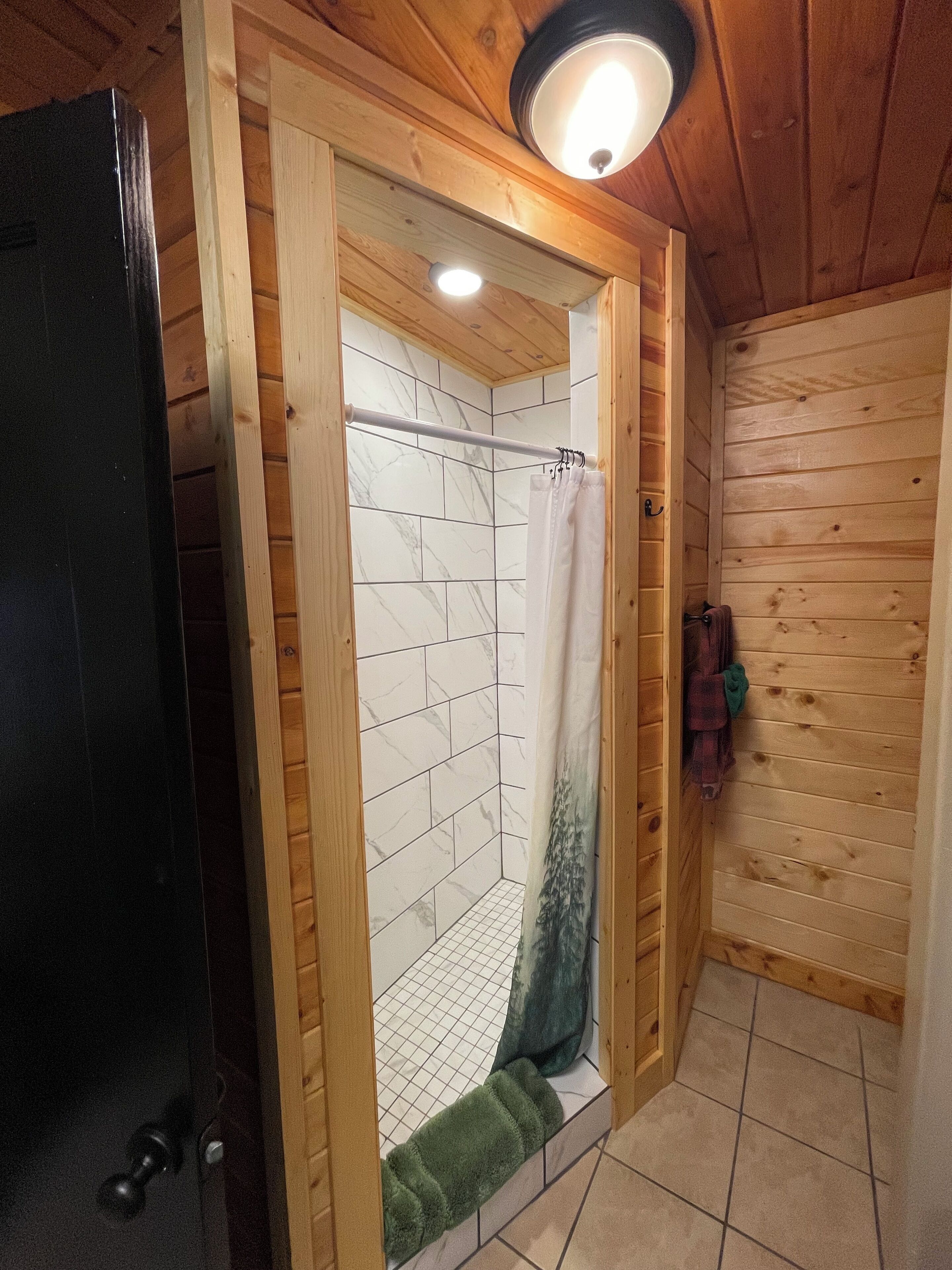 Chambre simple Standard, 1 grand lit | Salle de bain | Articles de toilette (gratuits), séchoir à cheveux, serviettes fournies