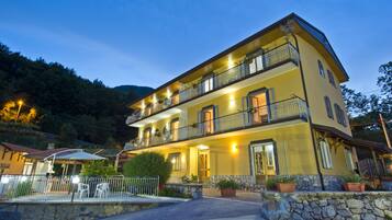 Fassade der Unterkunft – Abend/Nacht