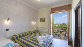 Deluxe-Doppel- oder -Zweibettzimmer, Stadtblick | Hochwertige Bettwaren, Minibar, Schreibtisch, Verdunkelungsvorhänge