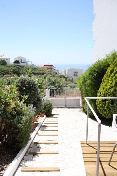Ericeira Chill Hill Hostel & Private Rooms - Peach Garden