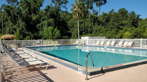 حمّام سباحة خارجي