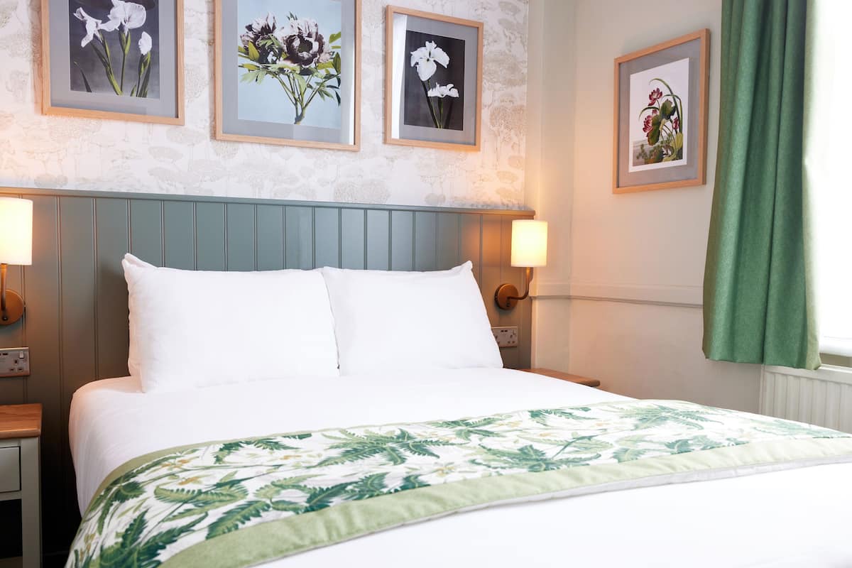 Mini Double | Desk, WiFi (free), bed sheets