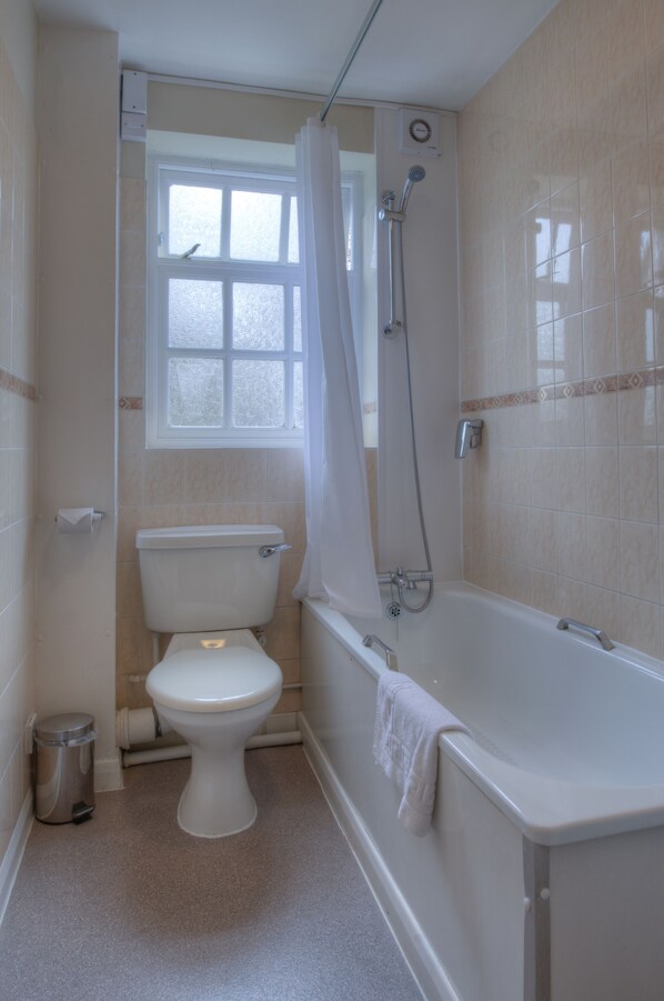 A bathroom with a toilet, a shower, and a bathtub. - Kingstown Hotel by Greene King Inns (Hull)