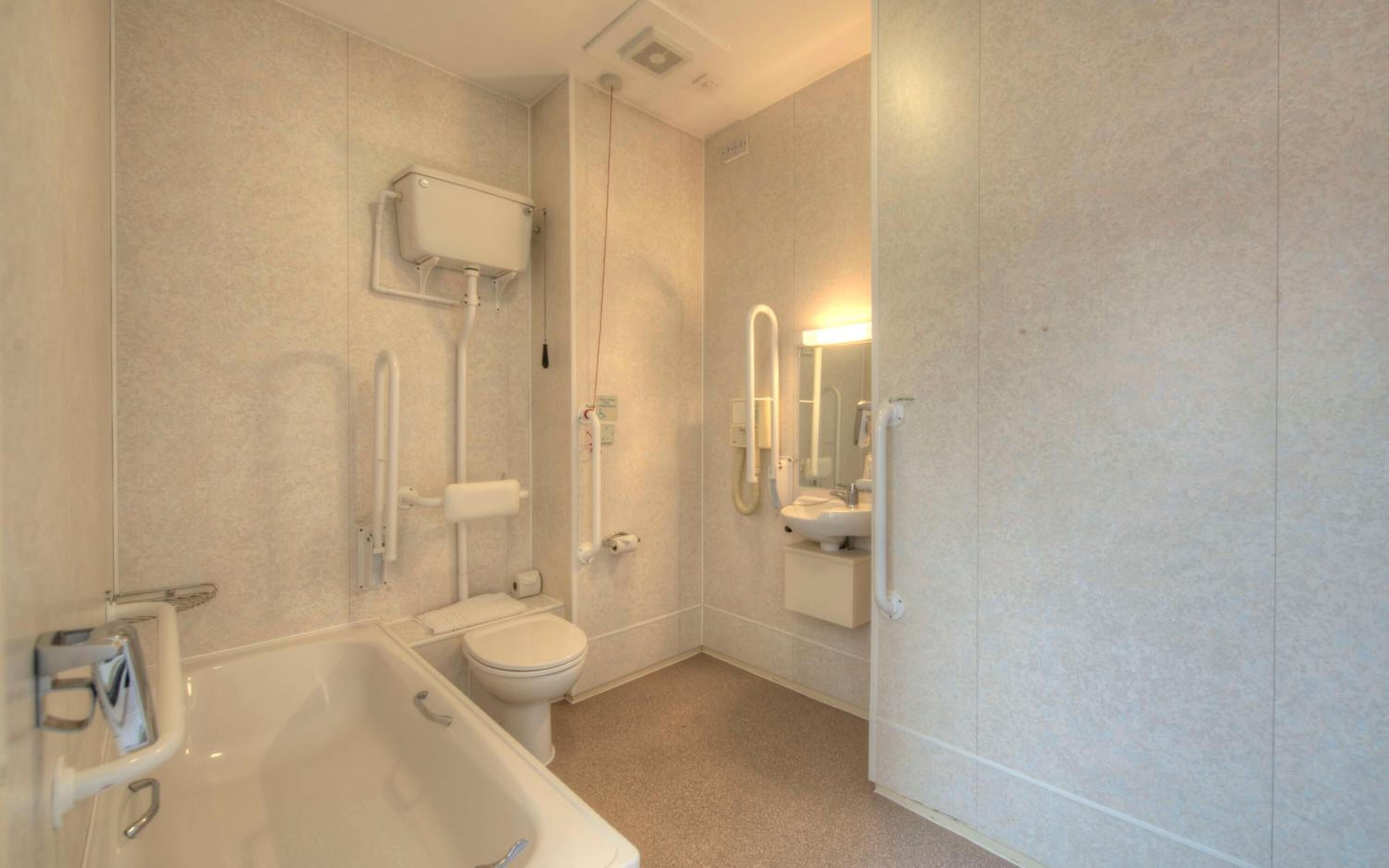 Un baño moderno con bañera, inodoro y lavamanos.