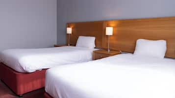 Quarto duplo standard, acessível | Escrivaninha, cortinas blackout, ferros/tábuas de passar roupa