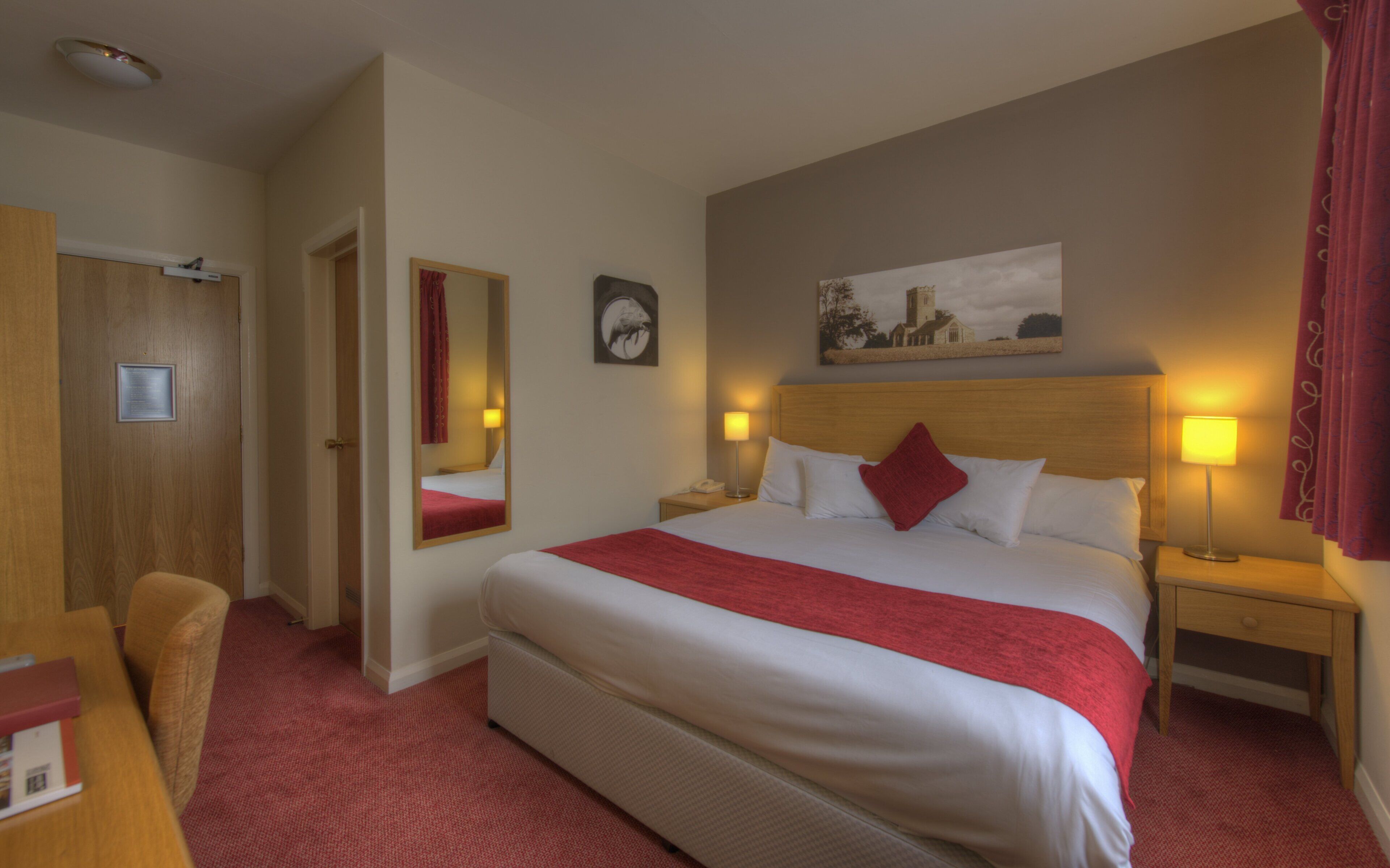 Escritorio, cortinas blackout y tabla de planchar con plancha 