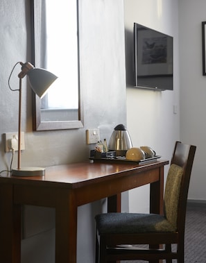 Escritorio, cortinas opacas, wifi gratis