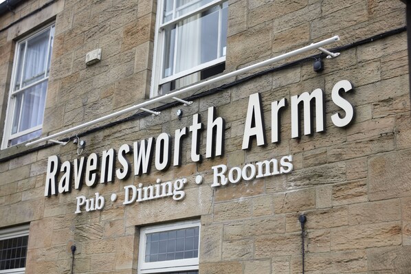 A building with a sign that reads "Ravensworth Arms Pub Dining Rooms." - Ravensworth Arms Hotel by Greene King Inns (Gateshead)