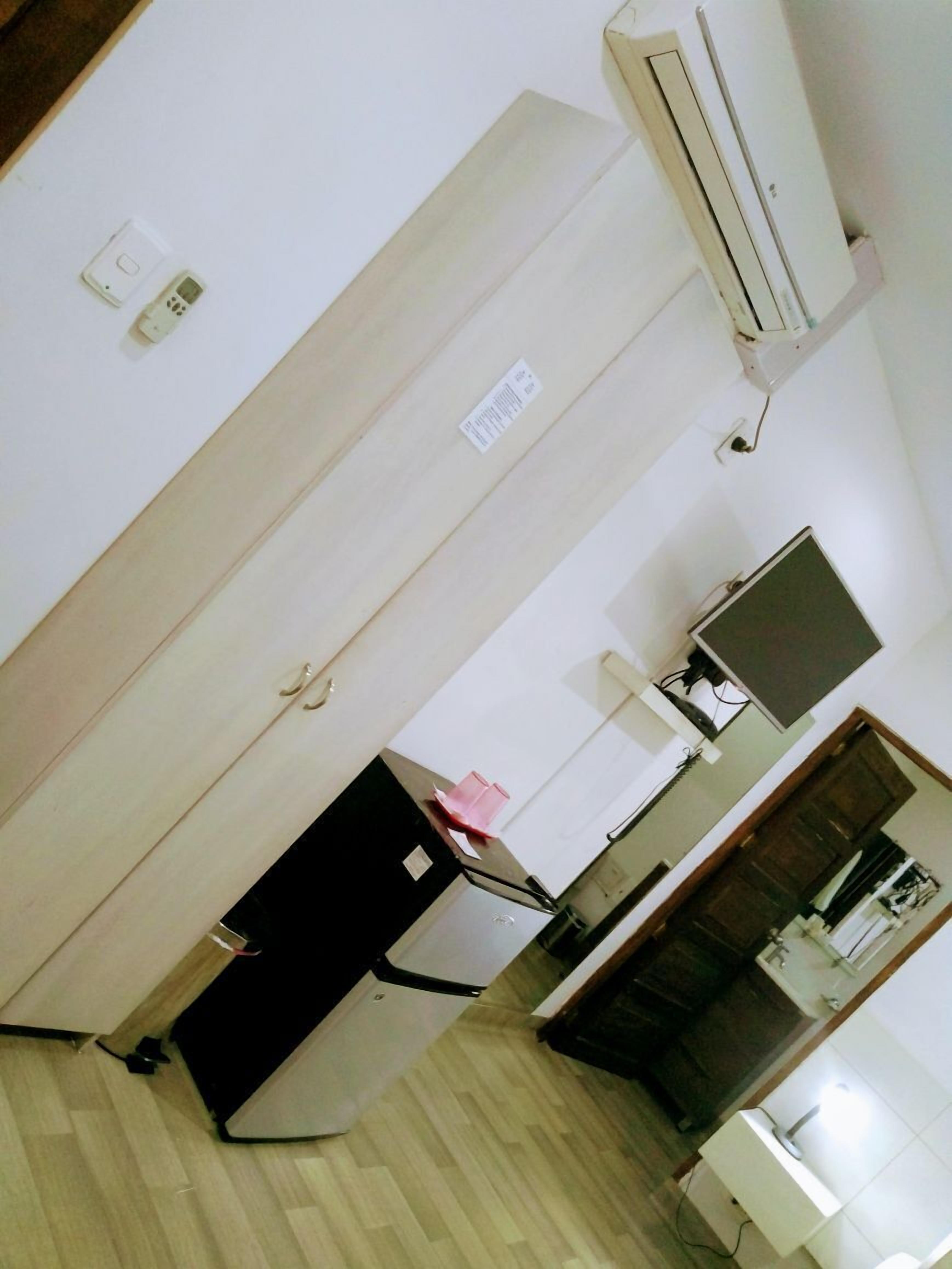 double room, 1 king bed | mini fridge