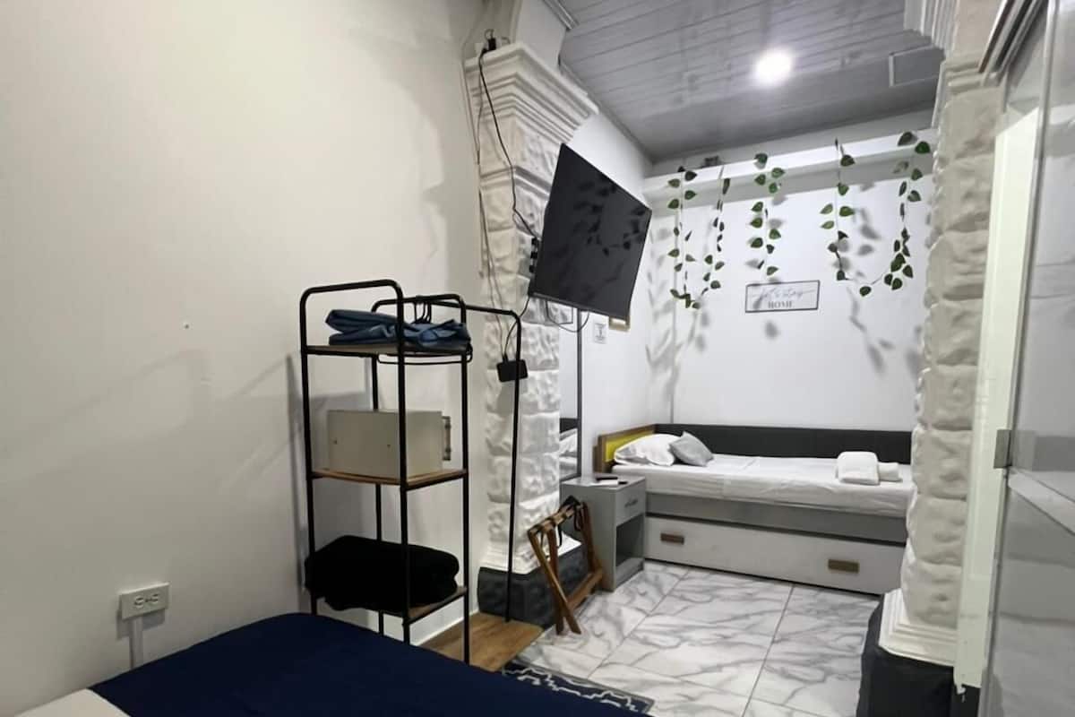 Familiekamer | Luxe beddengoed, een kluis op de kamer, verduisterende gordijnen