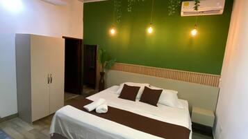 Tweepersoonskamer, 1 kingsize bed | Luxe beddengoed, een kluis op de kamer, verduisterende gordijnen