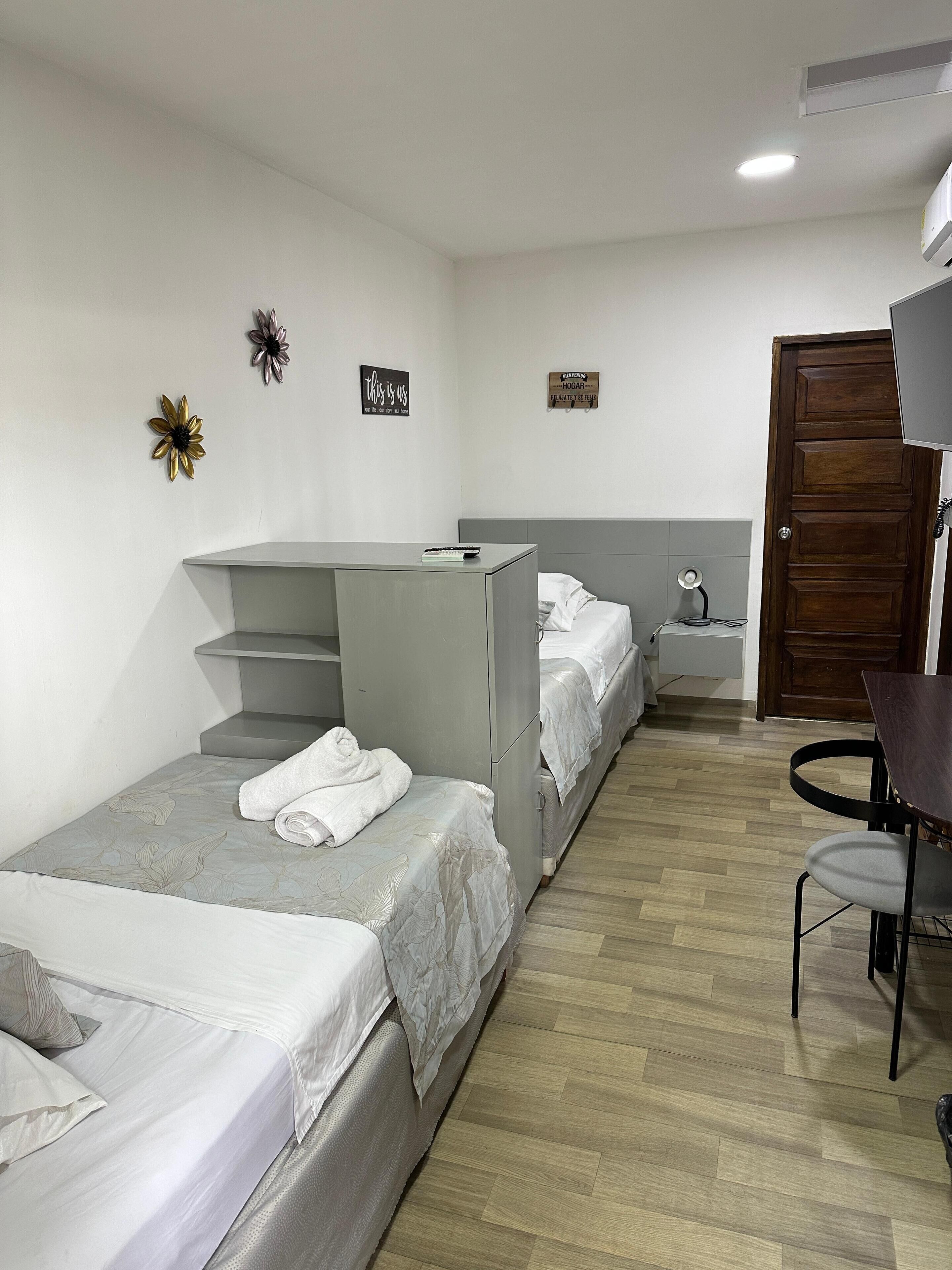 Chambre avec lits jumeaux, 2 lits une place | Literie de qualité supérieure, coffres-forts dans les chambres