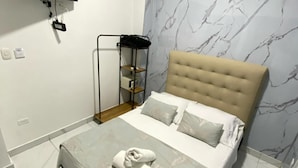 Economy Double Room without window,  First Floor | Sengetøy av topp kvalitet, safe på rommet og blendingsgardiner