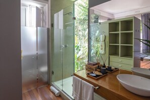 Premium bedding, minibar, in-room safe, individually decorated - Casa Geranio (Rio de Janeiro)