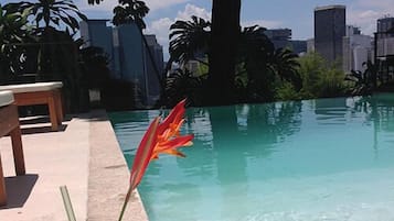 Piscina externa, funciona das 8h às 22h, guarda-sóis, espreguiçadeiras