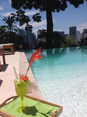 Outdoor pool, open 8 AM to 10 PM, pool umbrellas, pool loungers - Casa Geranio (Rio de Janeiro)