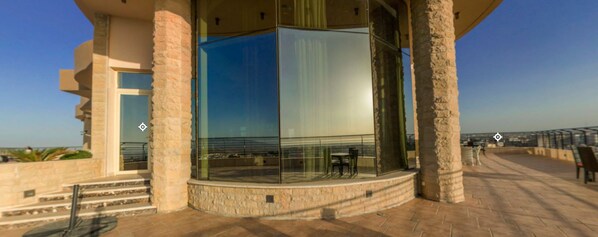 3 间餐厅，供应早餐、午餐和晚餐，国际美食