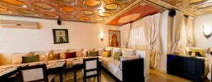 3 restaurants, breakfast, lunch, dinner served; international cuisine