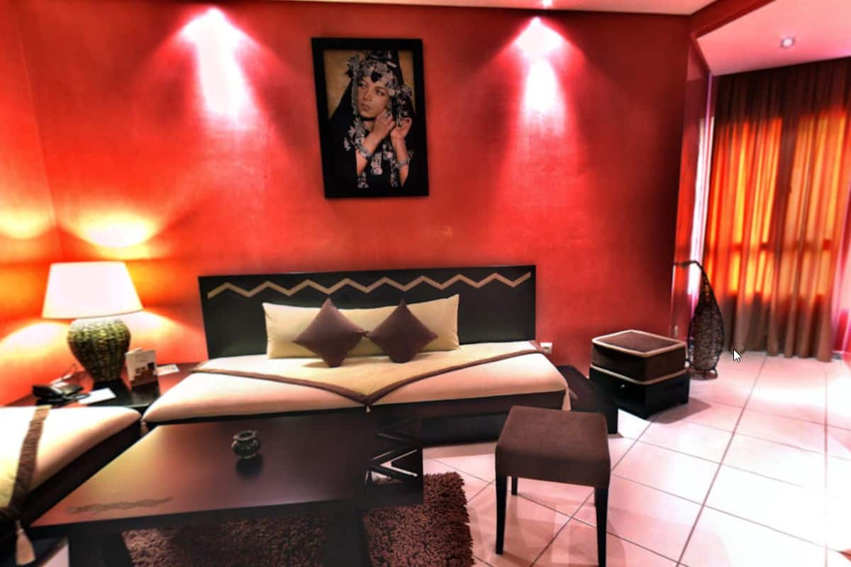 Junior suite | Luxe beddengoed, een minibar, een kluis op de kamer, een bureau