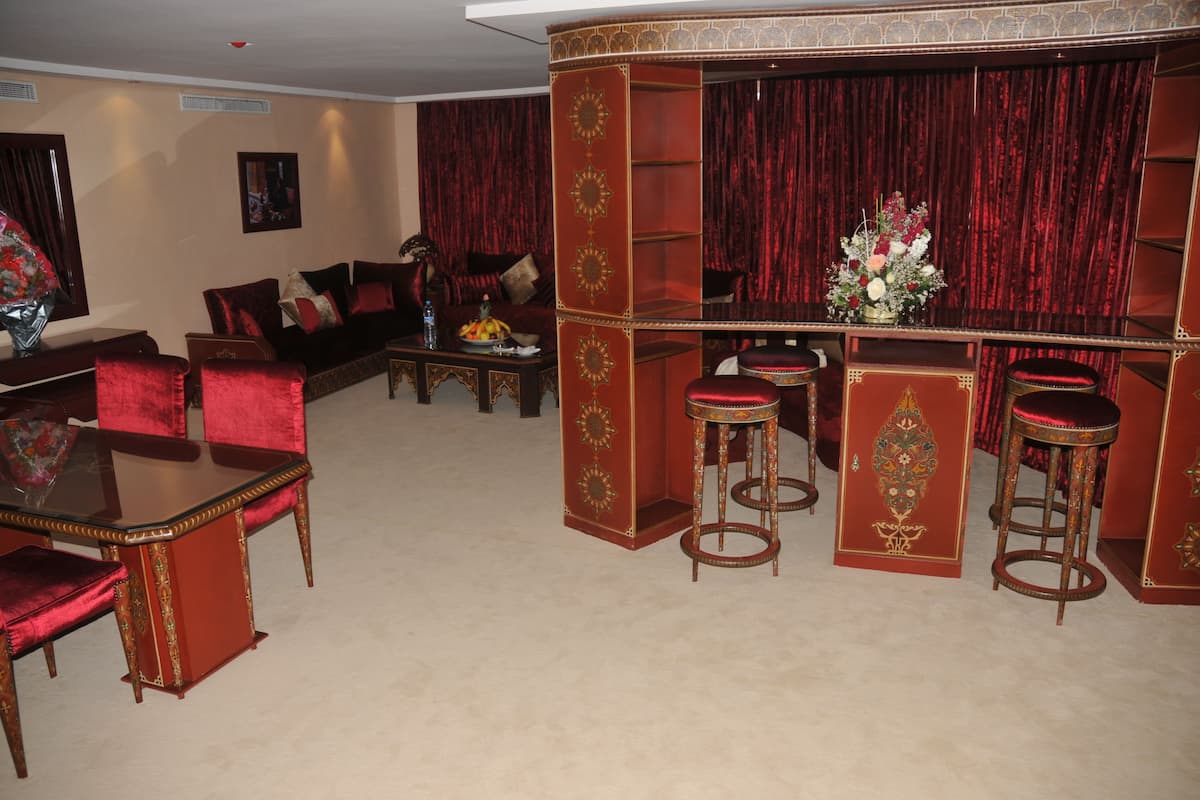 Royal suite | Luxe beddengoed, een minibar, een kluis op de kamer, een bureau