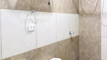 Un baño con lavamanos, inodoro y ducha.
