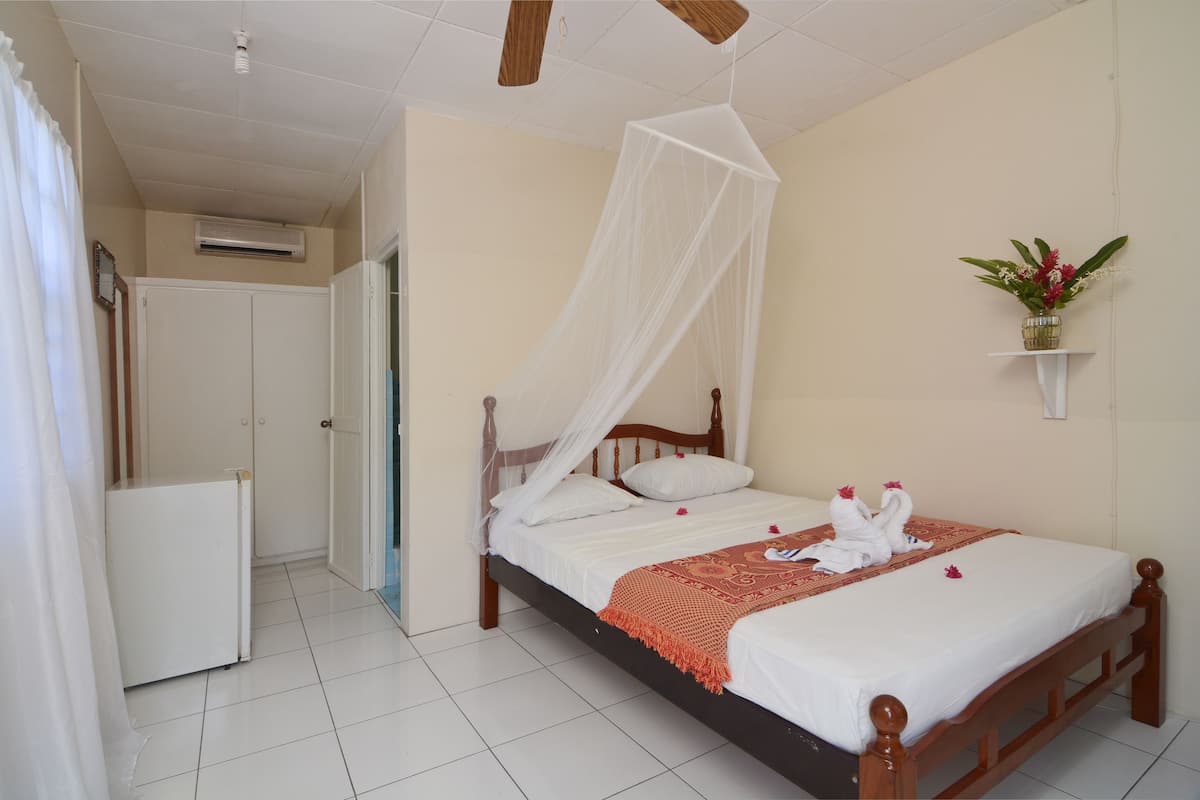 Kamer, uitzicht op zee (Beachcomber or Coral Beach) | 1 slaapkamer, verduisterende gordijnen, een strijkplank/strijkijzer