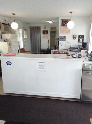 Reception - Ski's Western Motel (Great Falls)