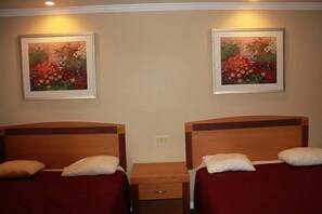 Quarto standard, 2 camas Queen | Área de estar