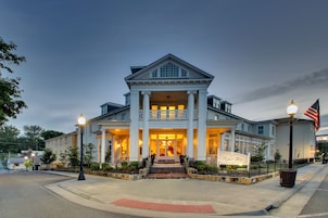 Fachada da propriedade à noite