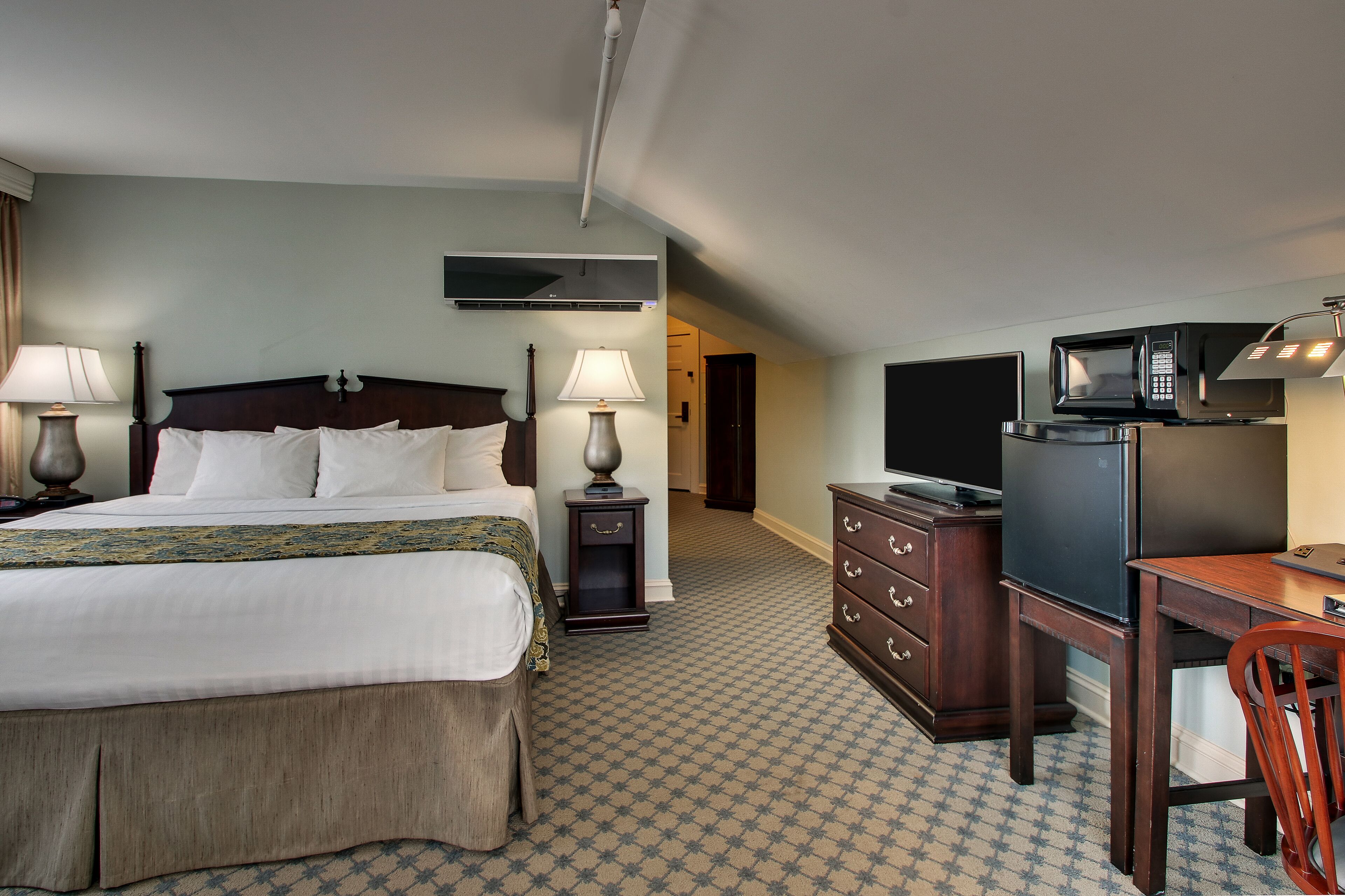 suite, 1 king bed | premium bedding, desk, soundproofing, iron/ironing board