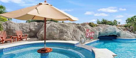 2 室外游泳池,07:00 至 22:00 开放,池畔遮阳伞,日光浴躺椅