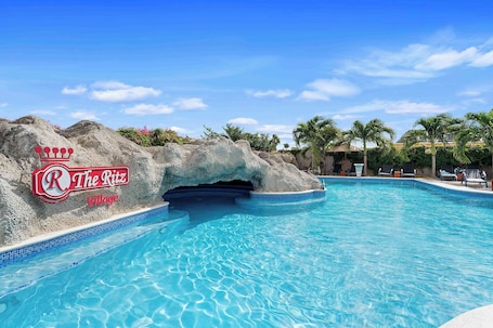 2 piscinas al aire libre, sombrillas, sillones reclinables de piscina. The Ritz Hostel