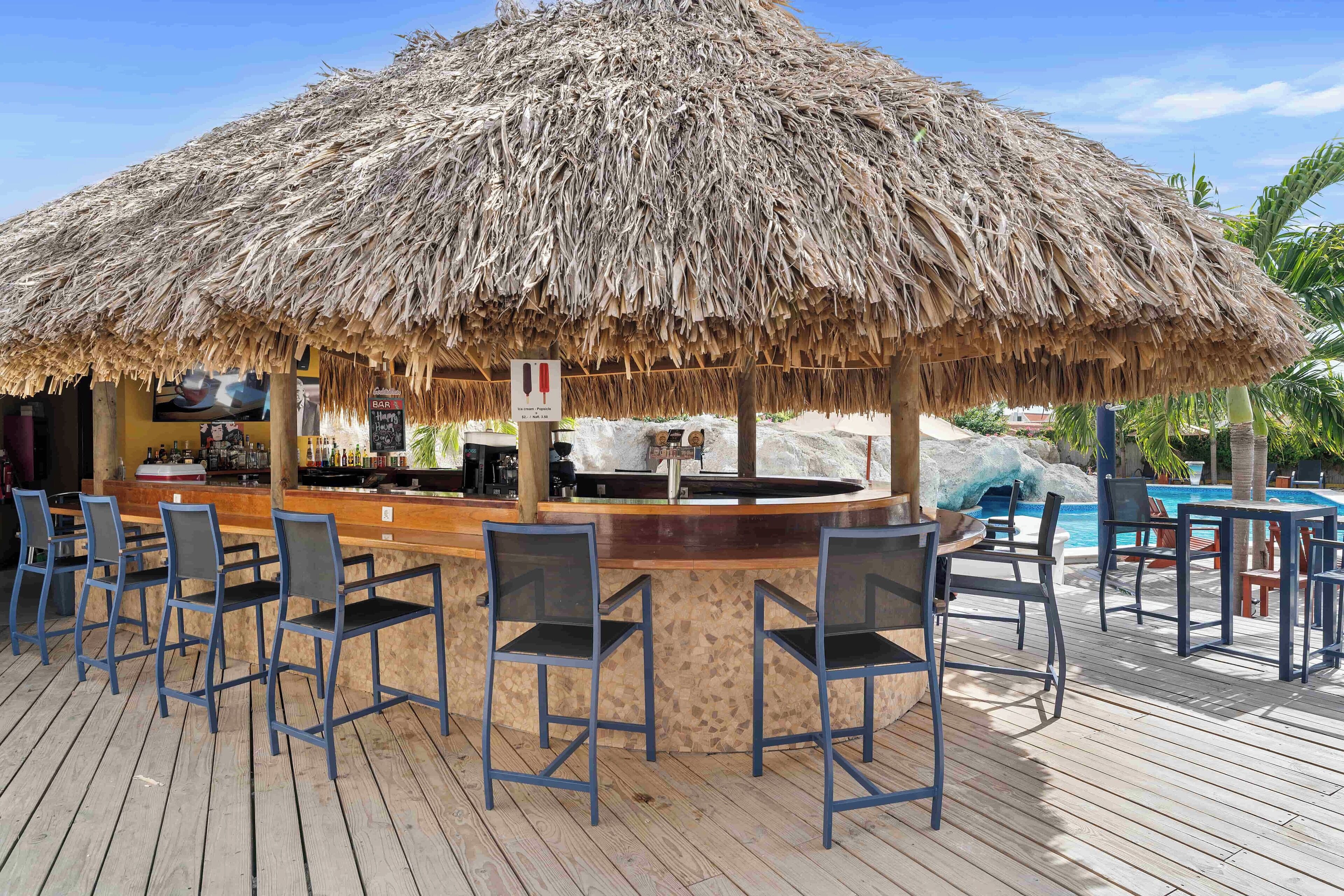 Bar junto a la piscina